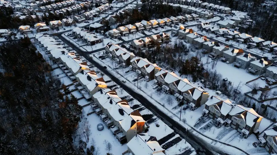 Even a 1% mortgage rate drop could be enough to ‘unlock’ the frozen housing market, Oxford Economics says